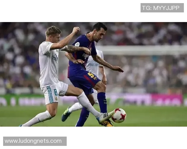 足球明星如何在单人防守中展现个人技术与战术智慧的完美结合