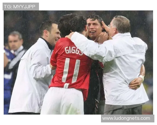 足球明星温馨时刻亲自为女儿扎辫子展现父爱与柔情的完美结合 足球明星温馨时刻亲自为女儿扎辫子展现父爱与柔情的完美结合