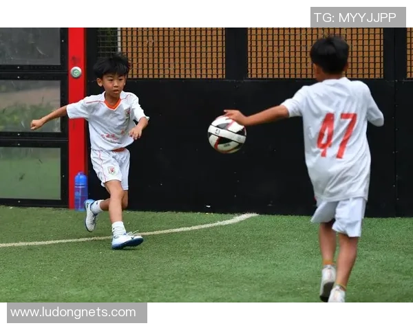 追逐梦想的脚步我想成为足球场上的闪耀明星 追逐梦想的脚步我想成为足球场上的闪耀明星